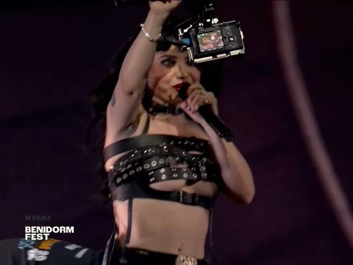 Kenya sujetando una cámara durante su actuación en la semifinal 1 del Benidorm Fest 2026