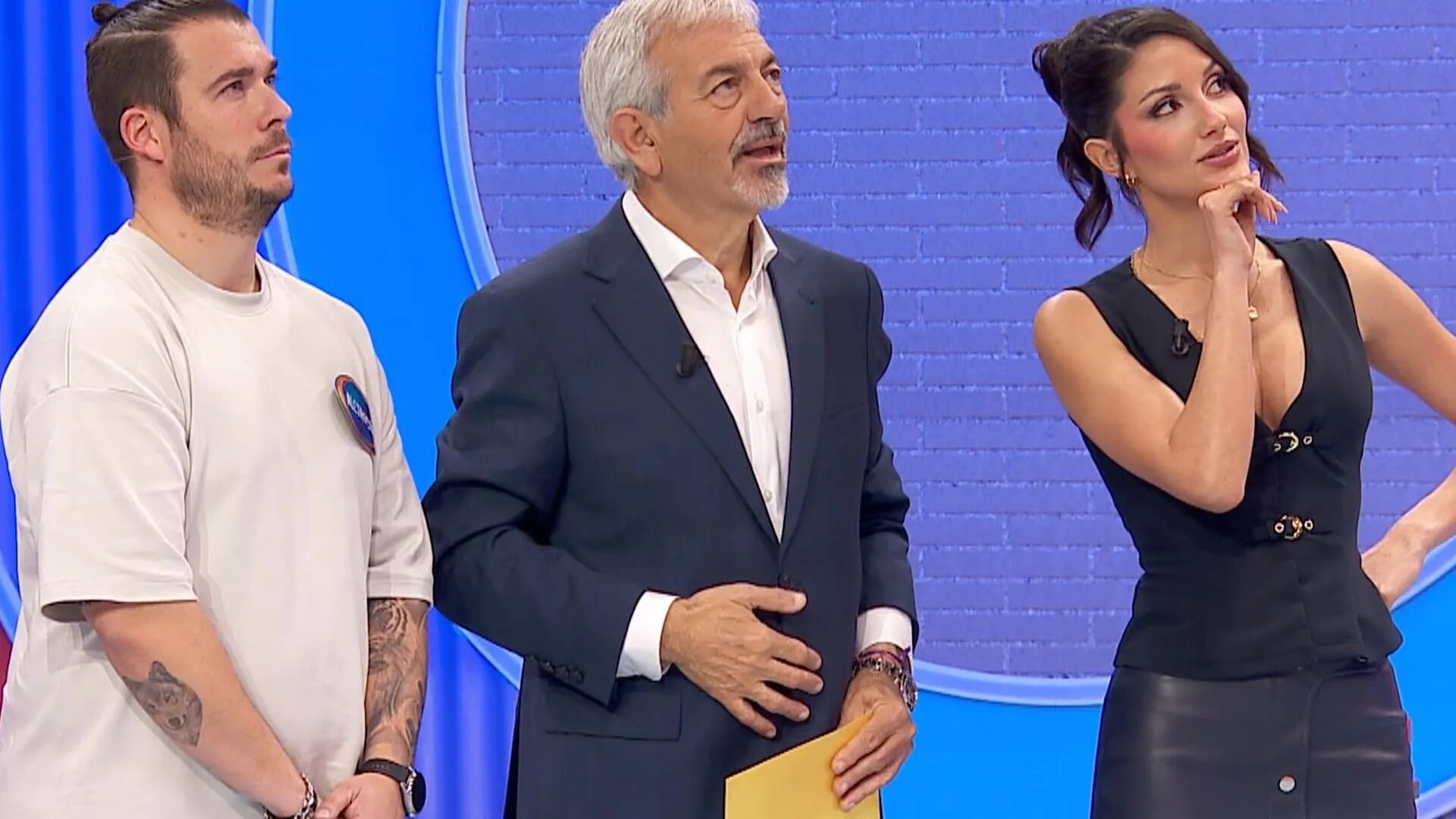 Carlos Sobera, Tania Medina y un concursante en 'El precio justo'