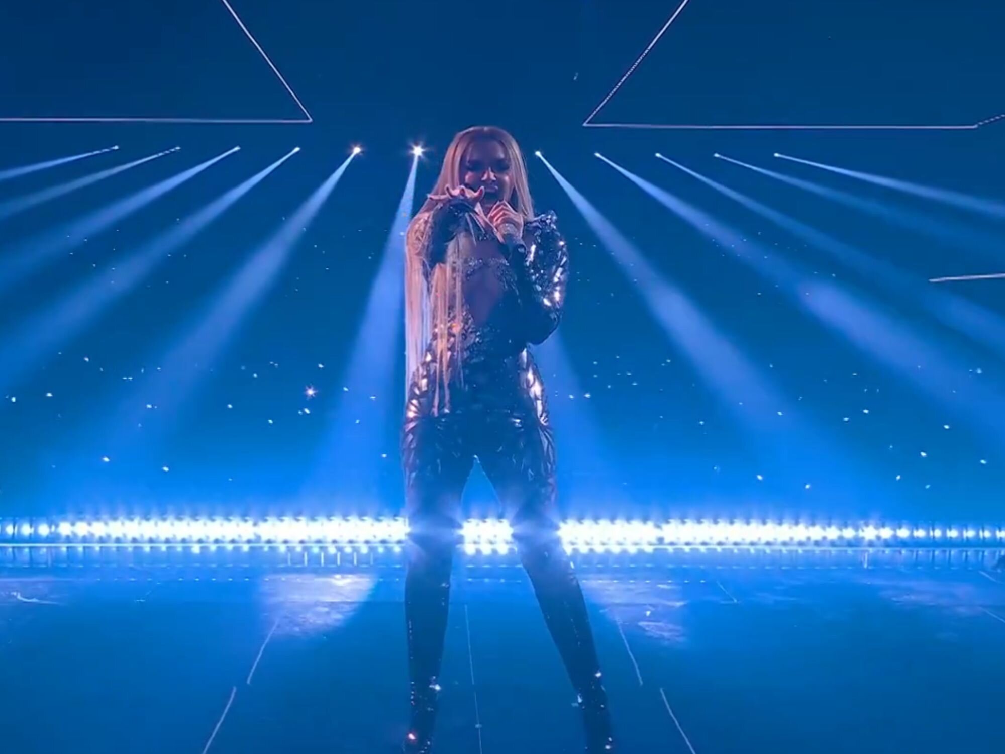 Melody cantando en la apertura de la gala de la gran final del Benidorm Fest 2026