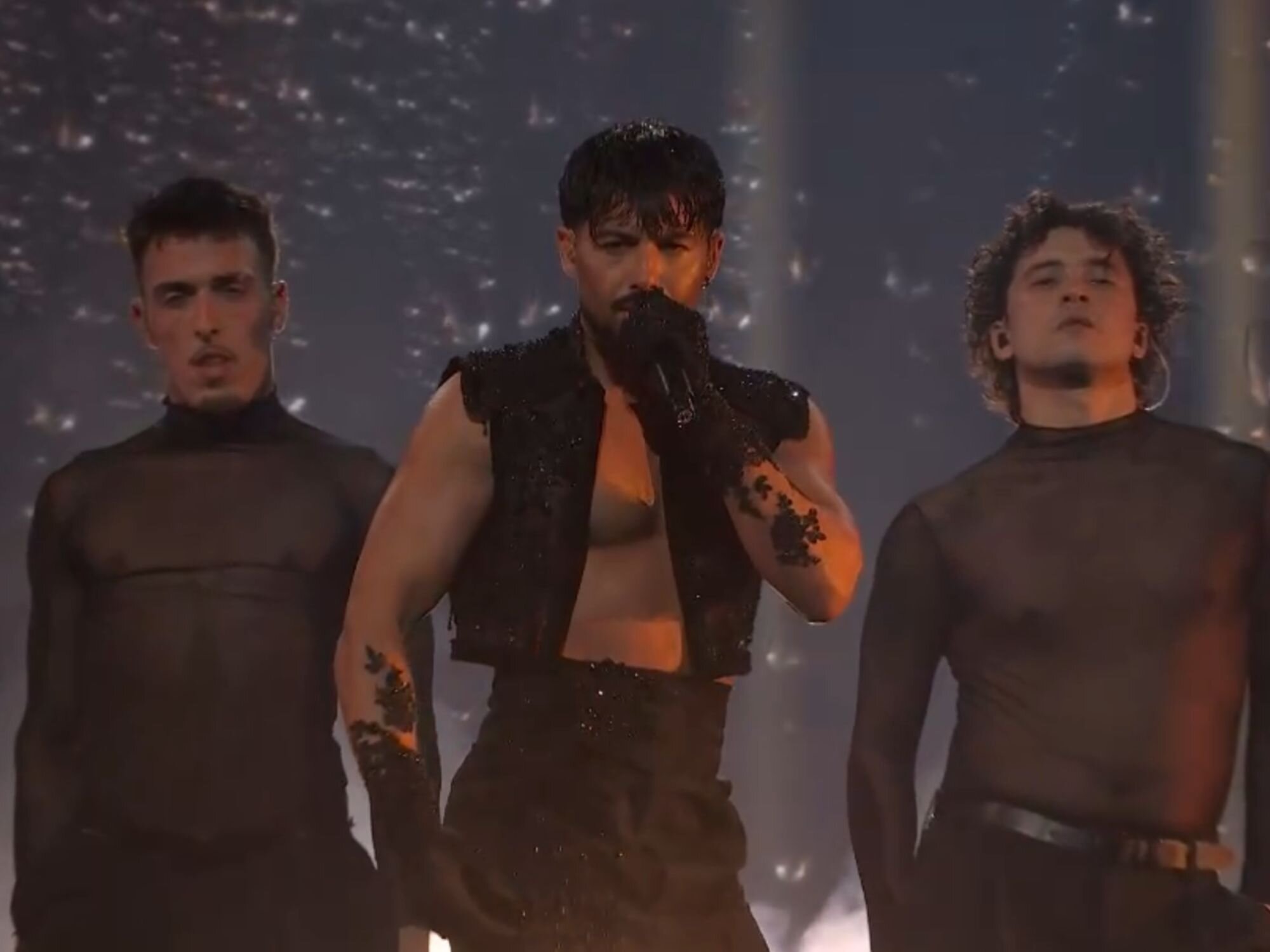 Jorge González canta 'Caliente' en la Final del Benidorm Fest 2026