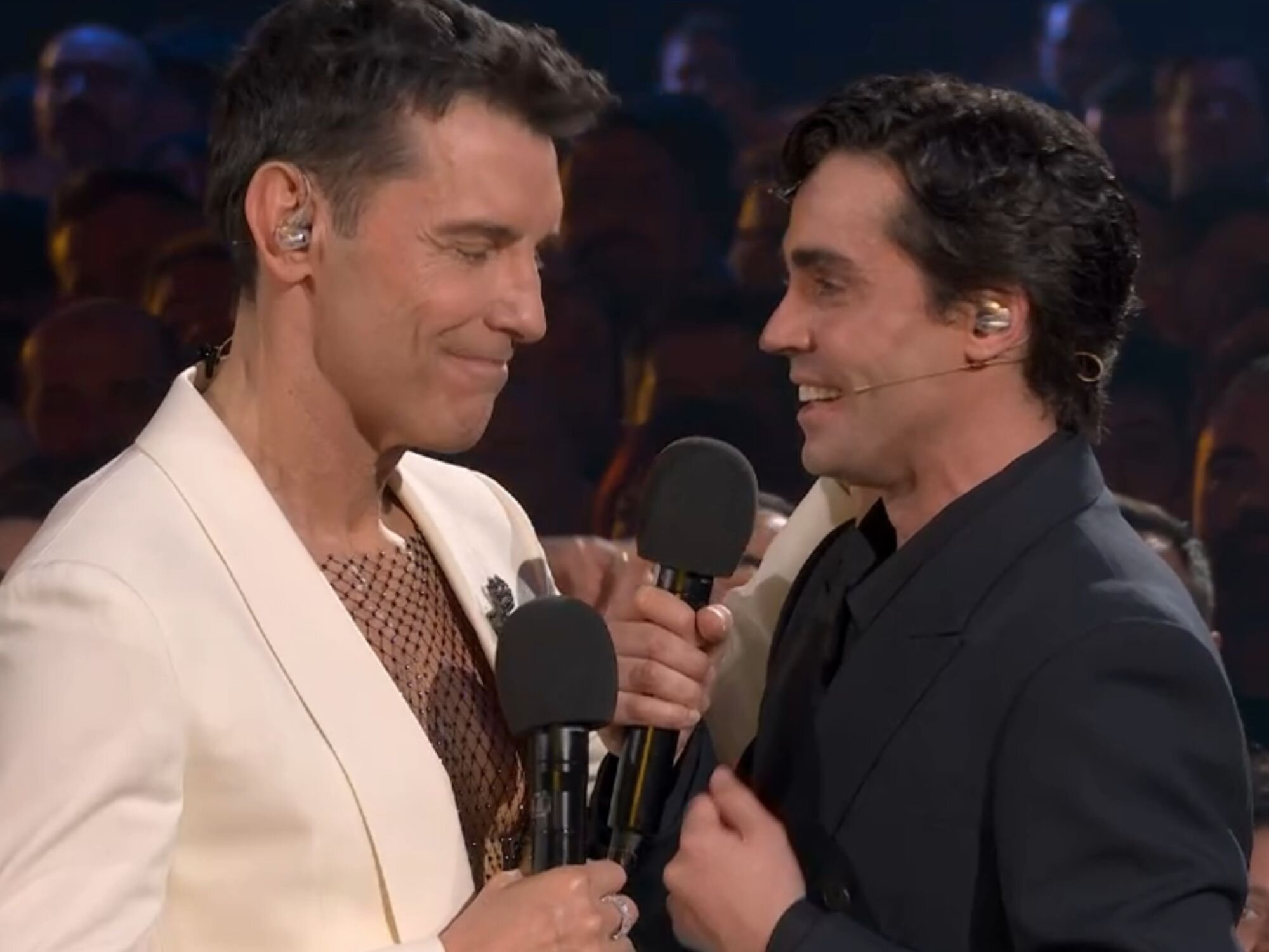 Javier Ambrossi acompaña a Jesús Vázquez en 'Y yo te besé' en el Benidorm Fest 2026