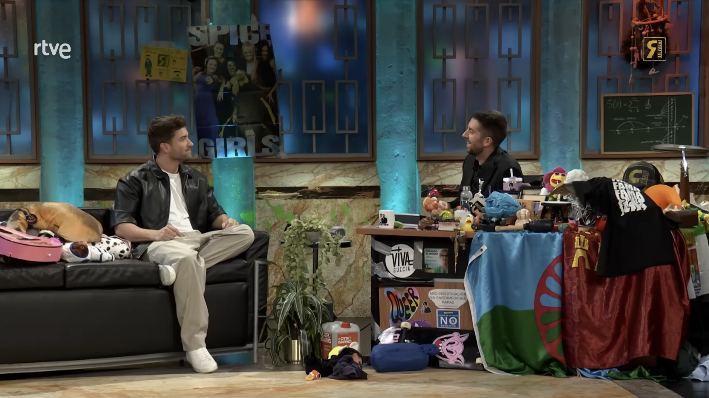 Pablo Alborán junto a David Broncano en 'La revuelta'