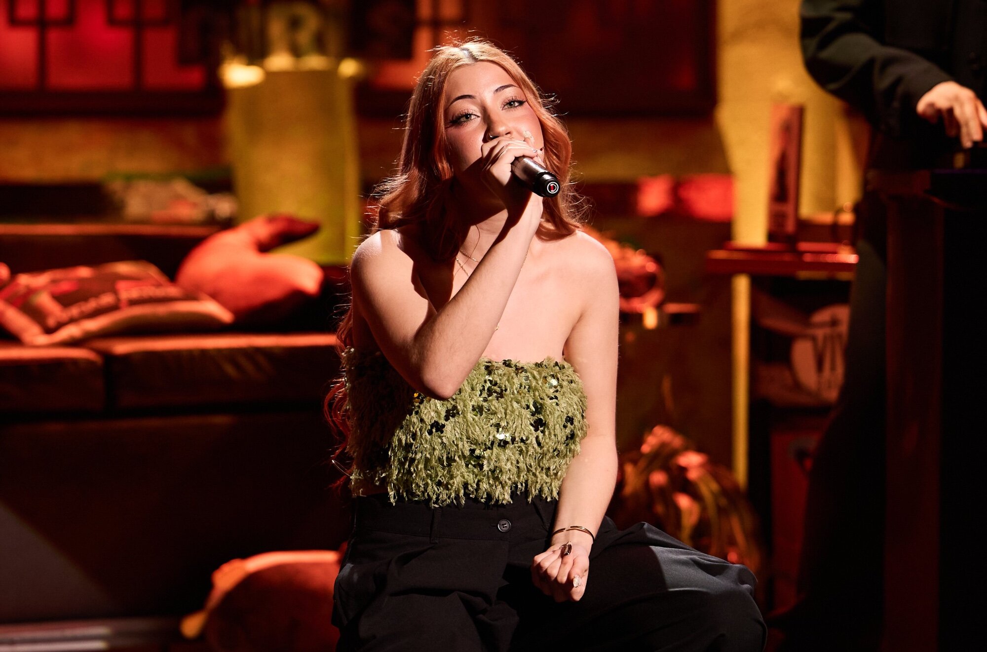 Lucycalys canta 'T amaré' en el escenario de 'La revuelta'