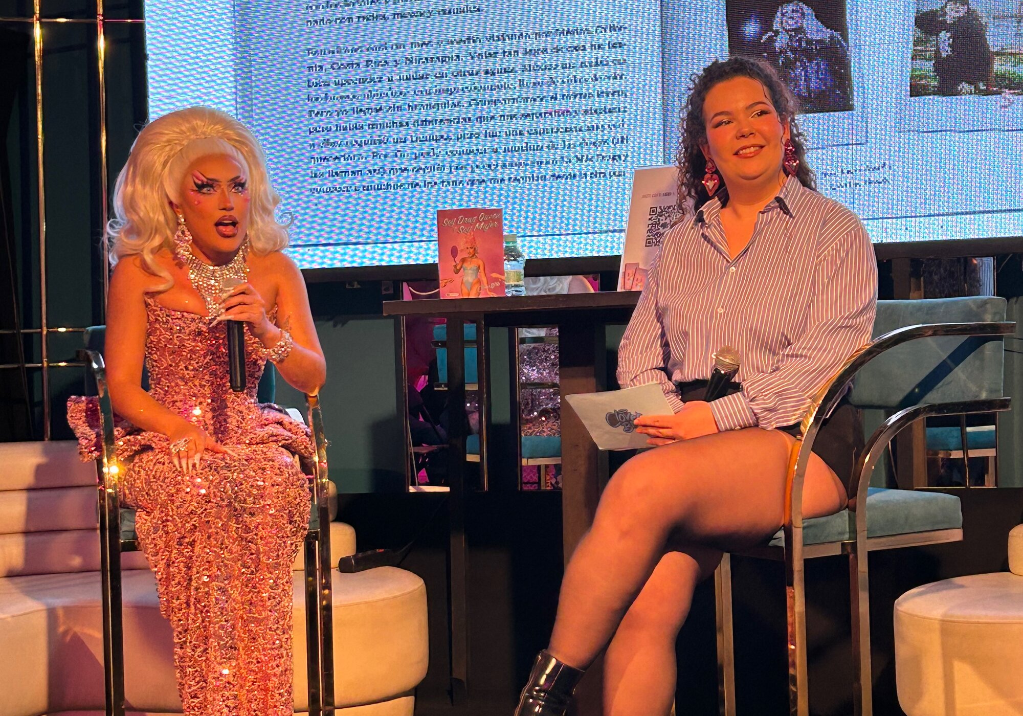 Clover Bish y Almudena Lizana en la presentación del libro 'Soy drag queen y soy mujer'