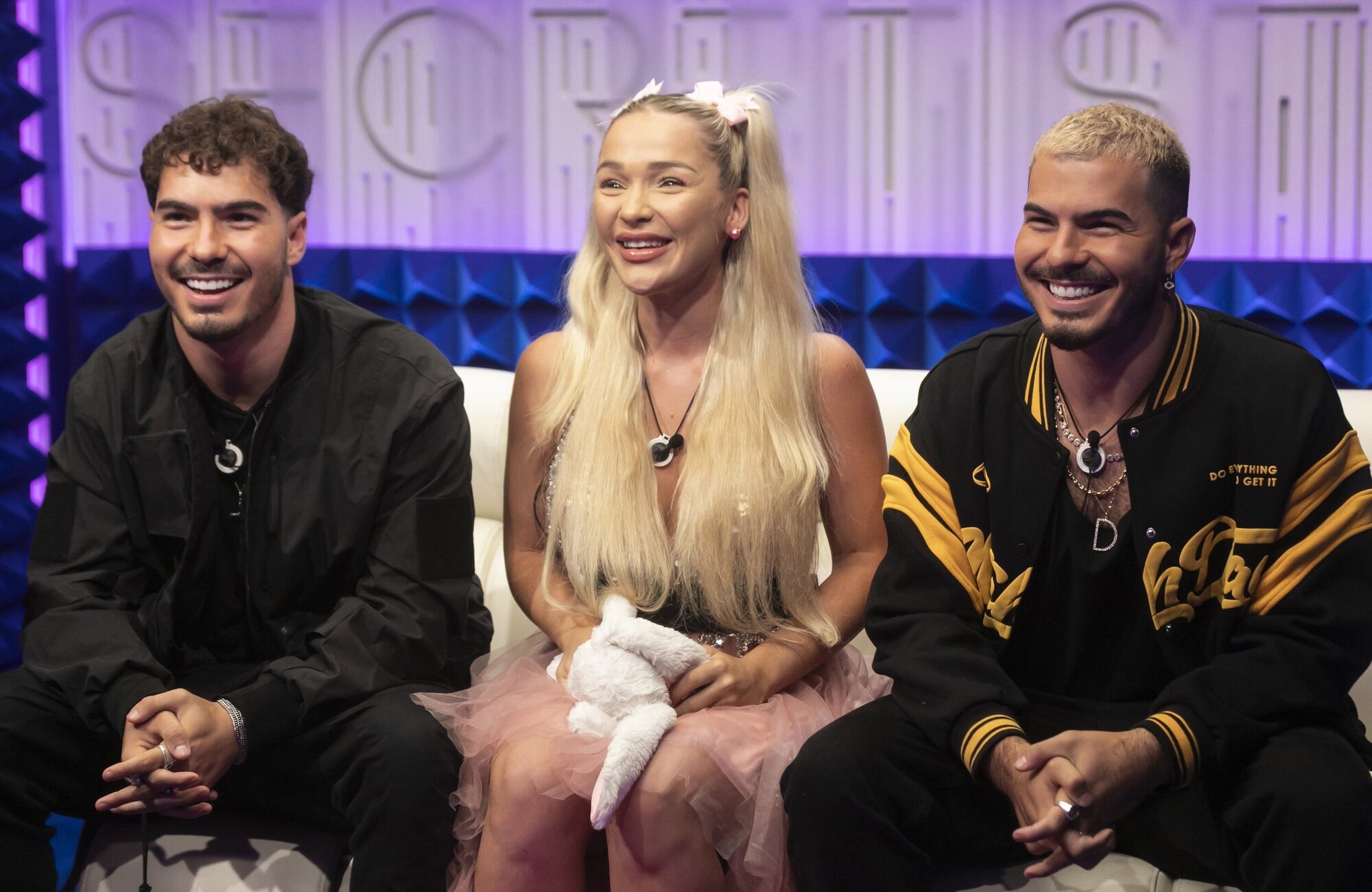 Jesús y Daniel Oviedo (Gemeliers) junto a Emmy Russ en la primera gala de 'Secret Story: La casa de los secretos'