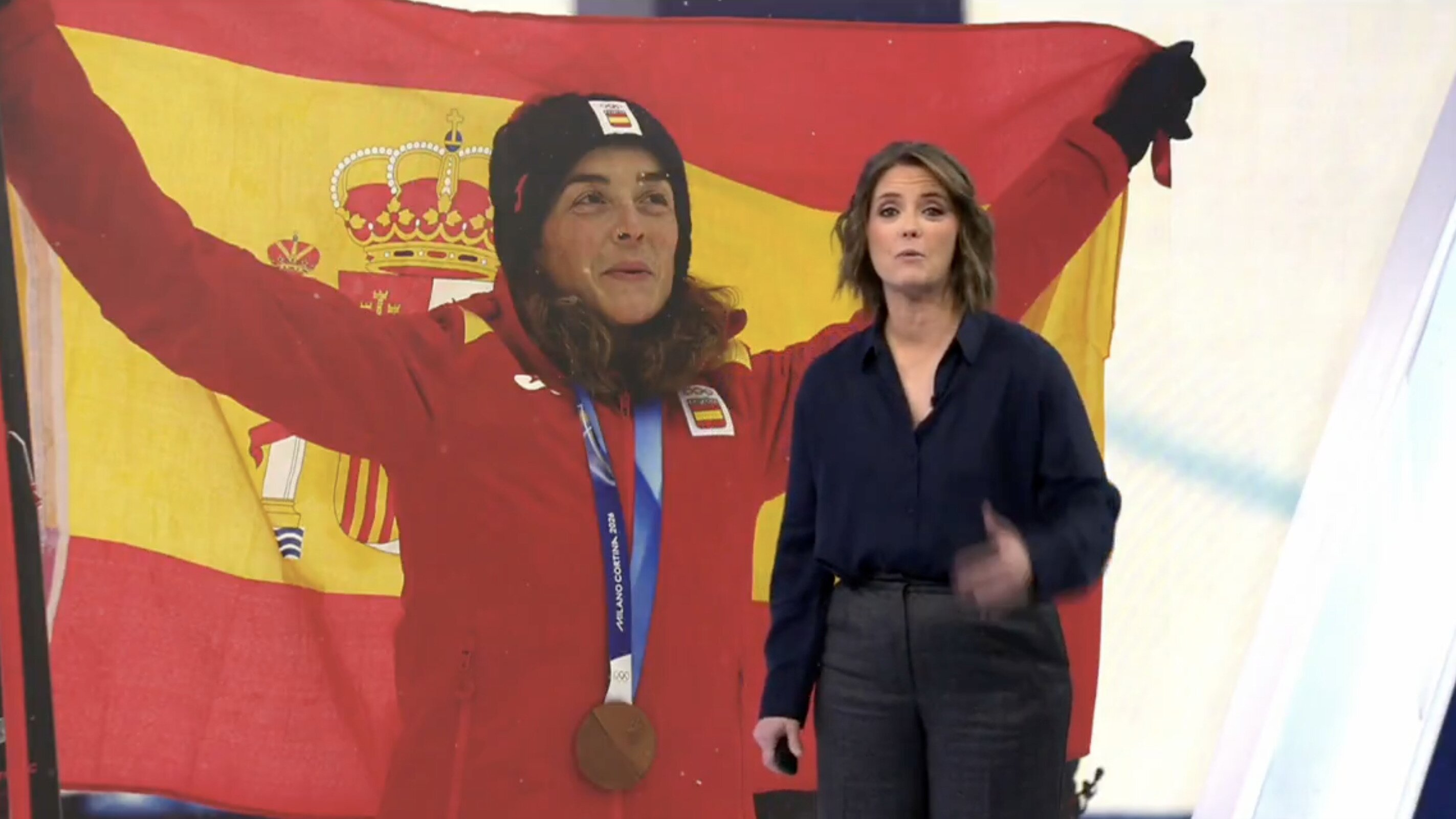 María Casado felicitó a su compañera Bea Simó al conectar desde Sierra Nevada para hablar del bronce olímpico de Ana Alonso