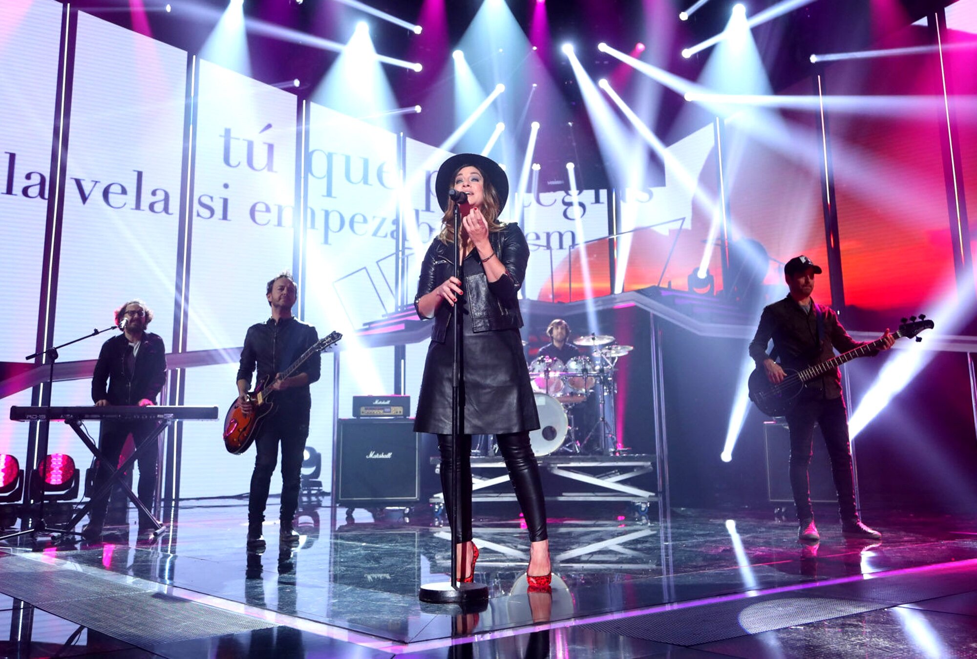 Leire Martínez junto a sus compañeros de La Oreja de Van Gogh