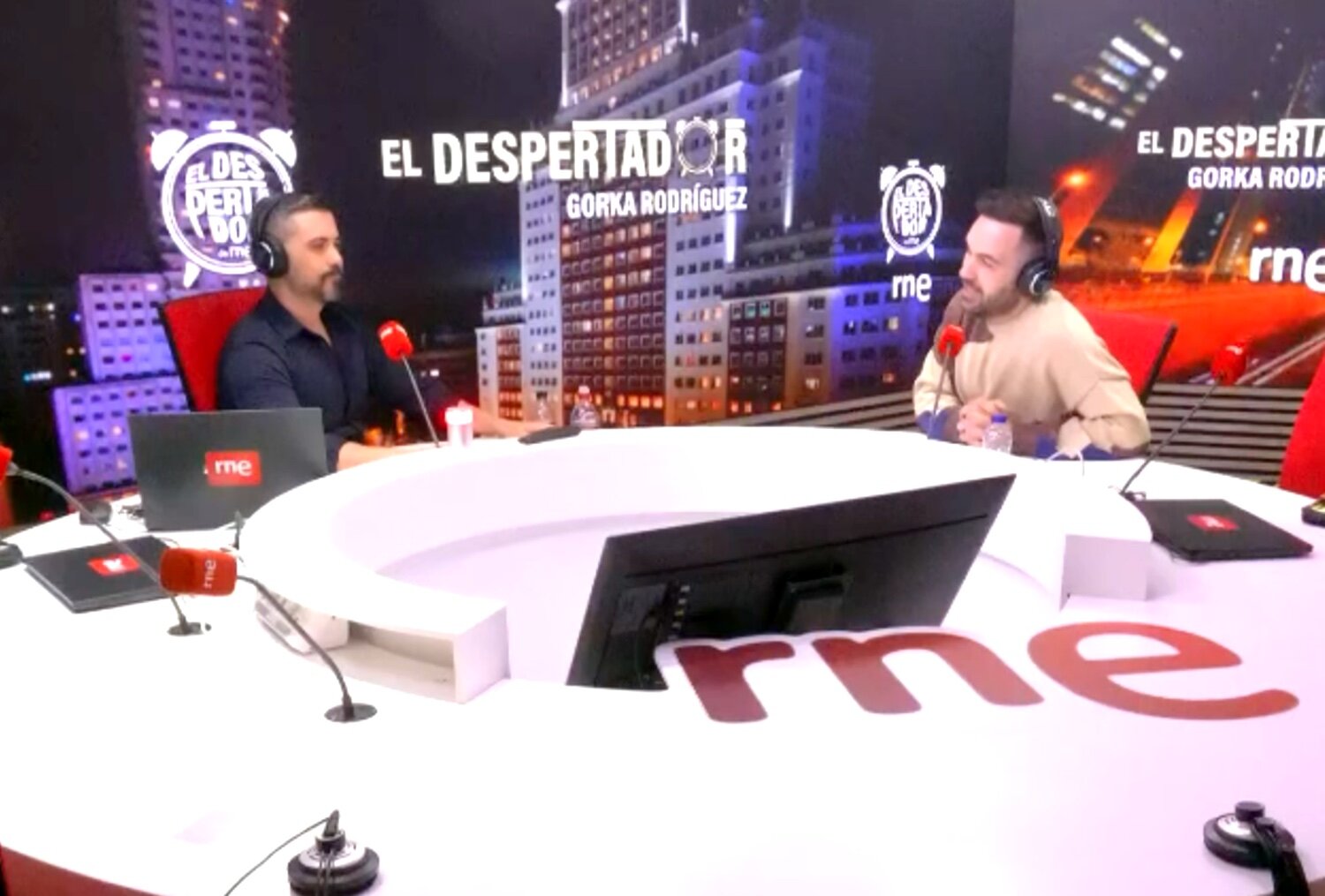 Gorka Rodríguez junto a Héctor Alabadí en la sección 'Arde la tele' de 'El despertador de RNE'