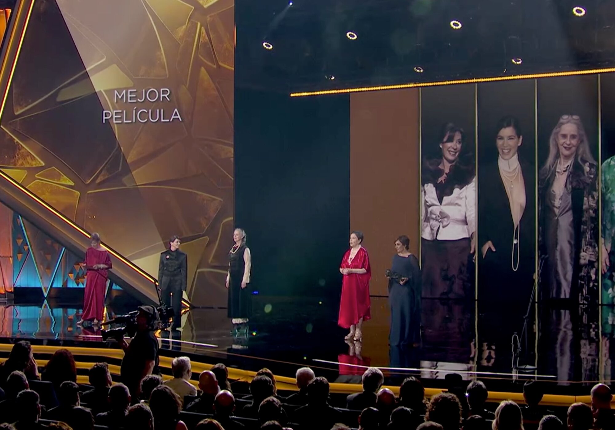 Laia Marull, Vicky Peña, Clara Segura, Fiorella Faltoyano y Mónica Randall entregando el Goya a Mejor Película