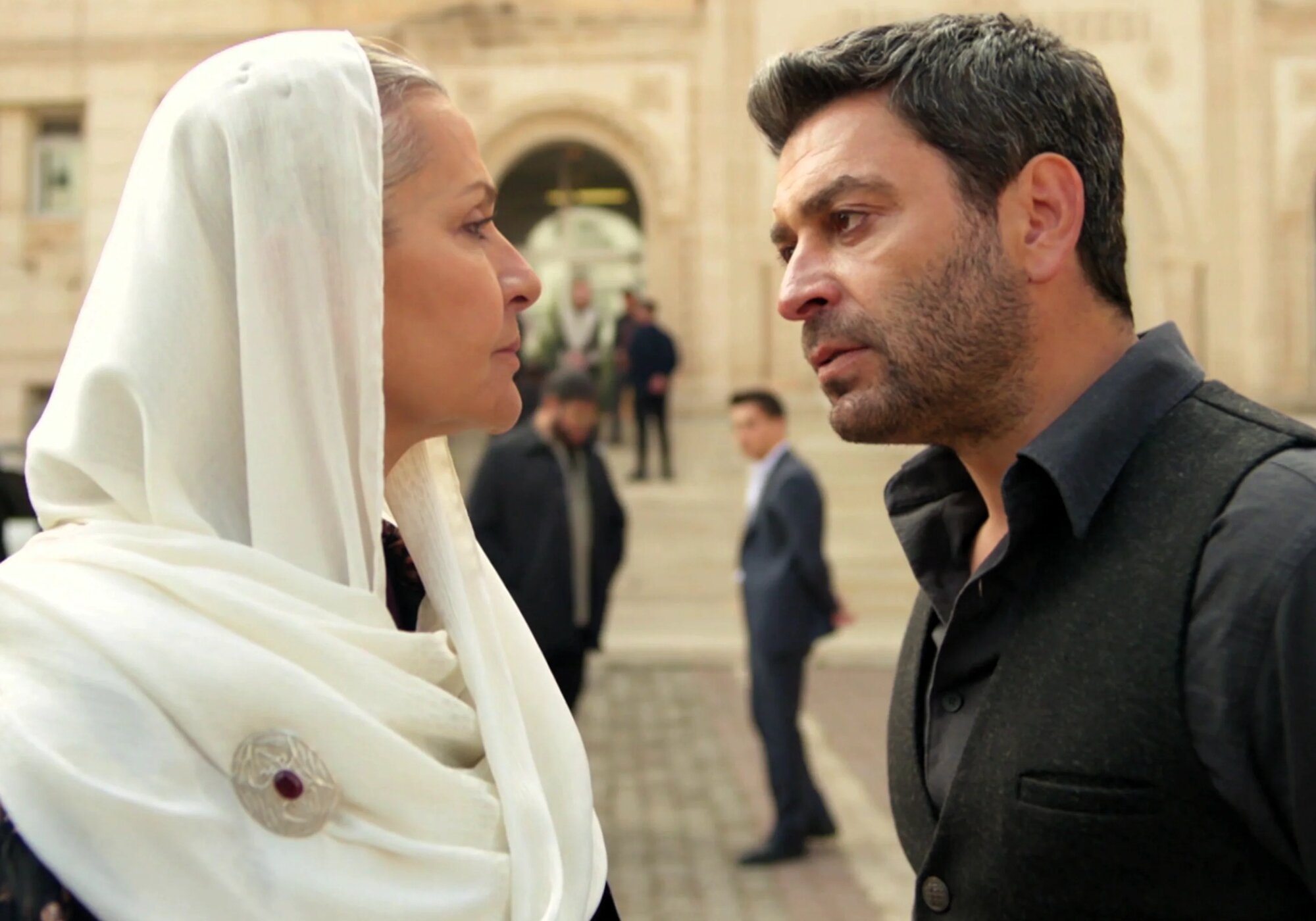 'En tierra lejana' retiene el doble dígito en Antena 3