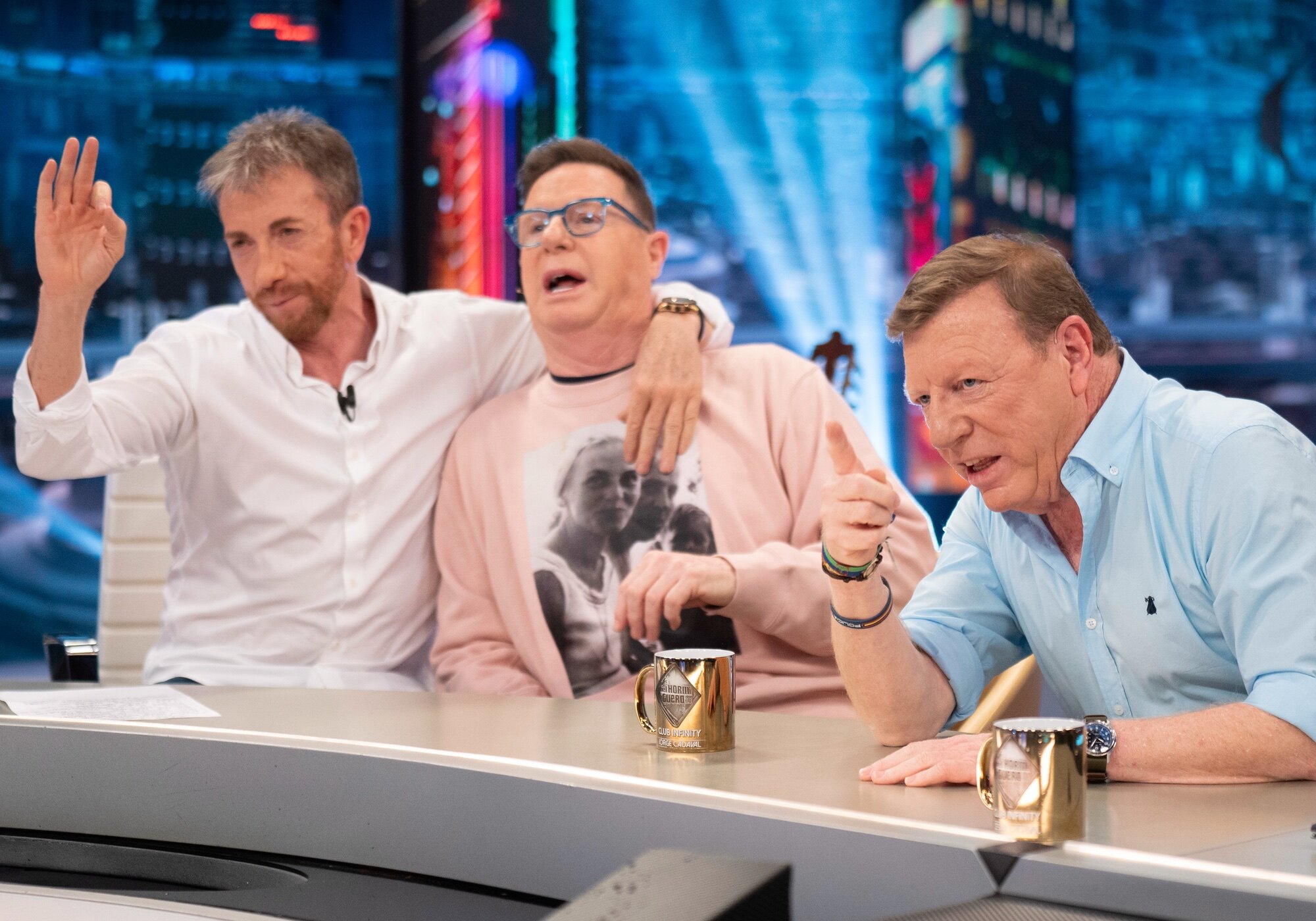 Pablo Motos coge por el cuello a Jorge Cadaval en 'El hormiguero', junto a César Cadaval