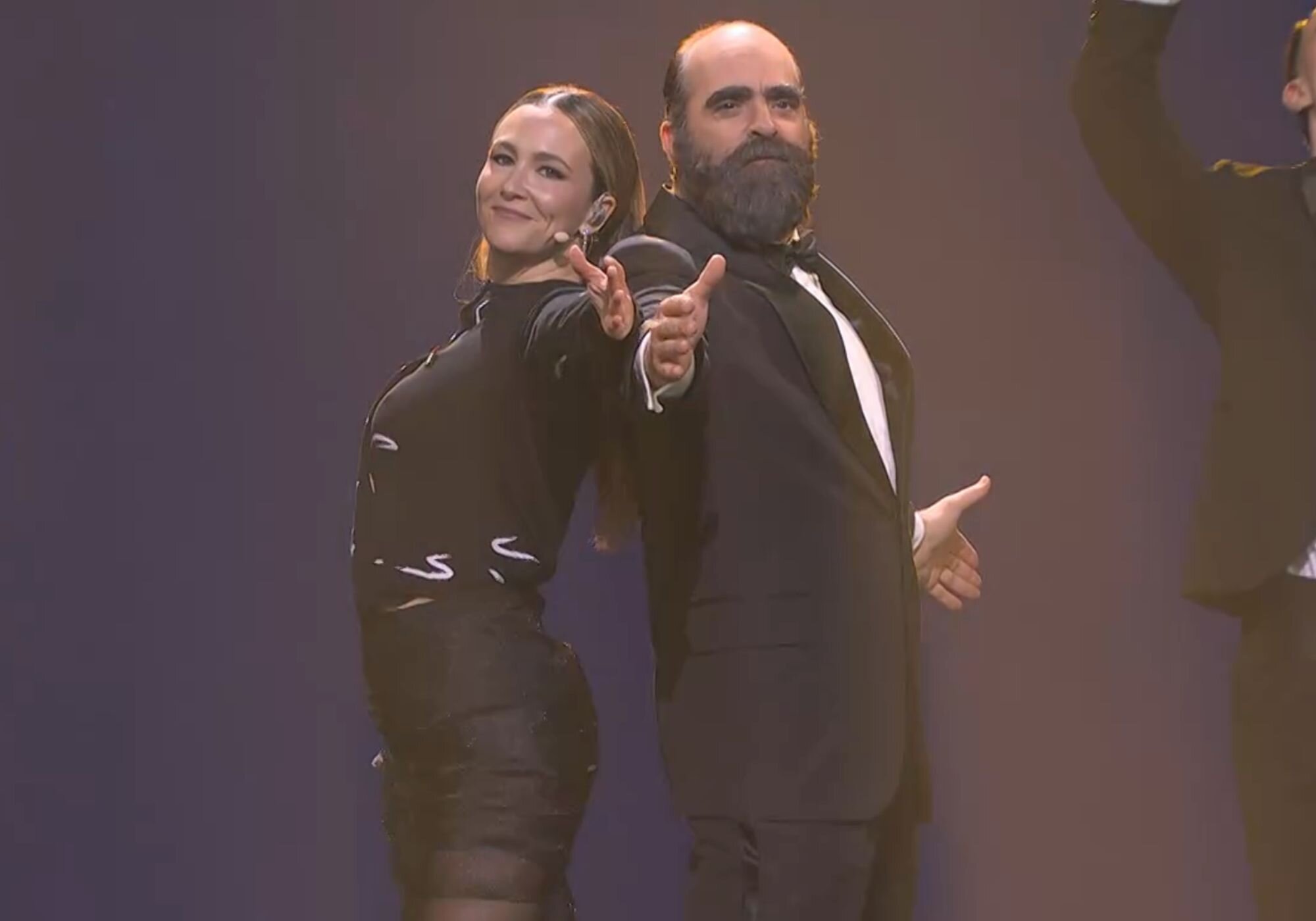 Rigoberta Bandini y Luis Tosar arrancaron la gala de los Premios Goya 2026 con una actuación musical al ritmo de 'Hoy puede ser un gran día'