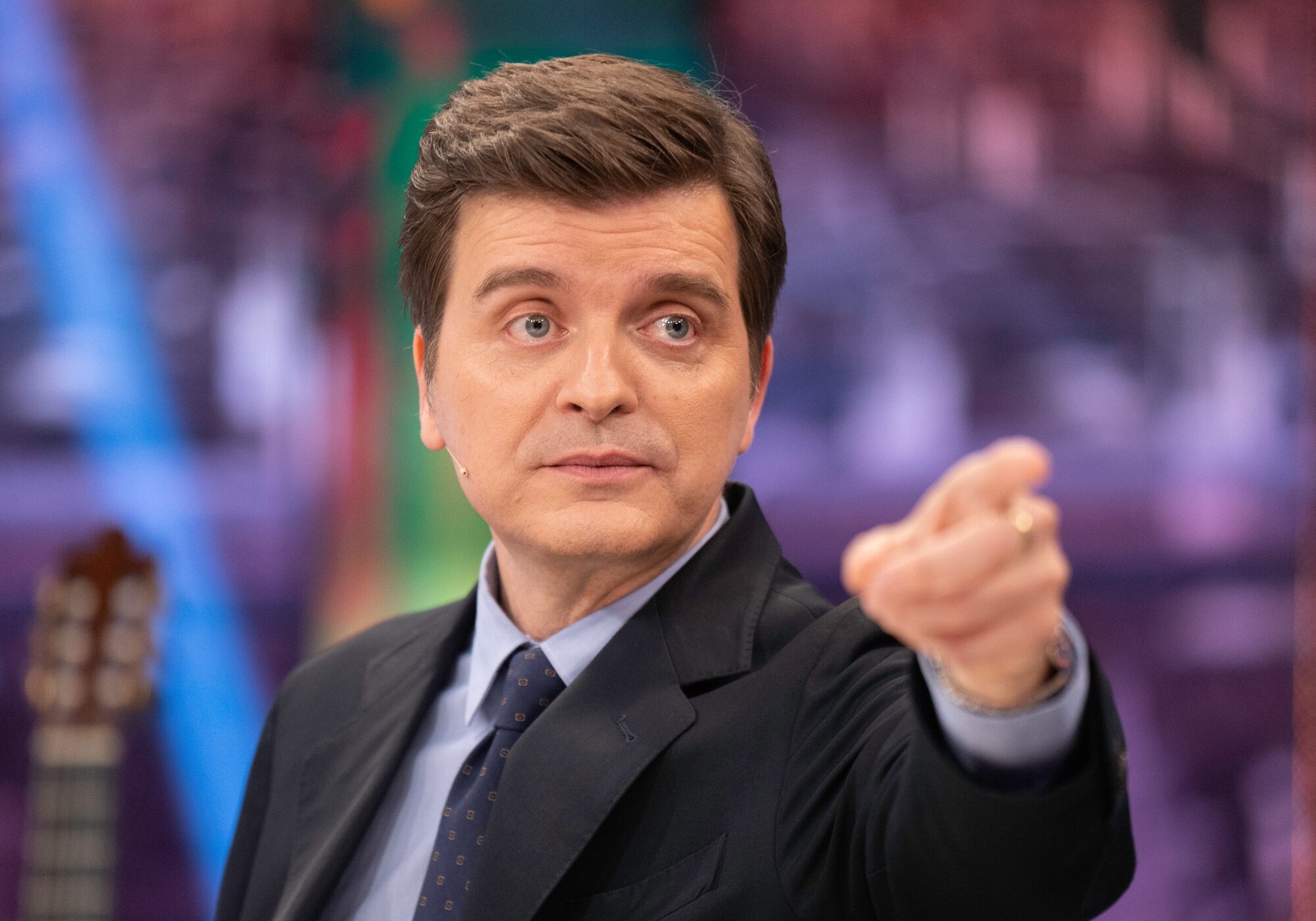 Marc Giró, señalando durante su visita a 'El hormiguero'