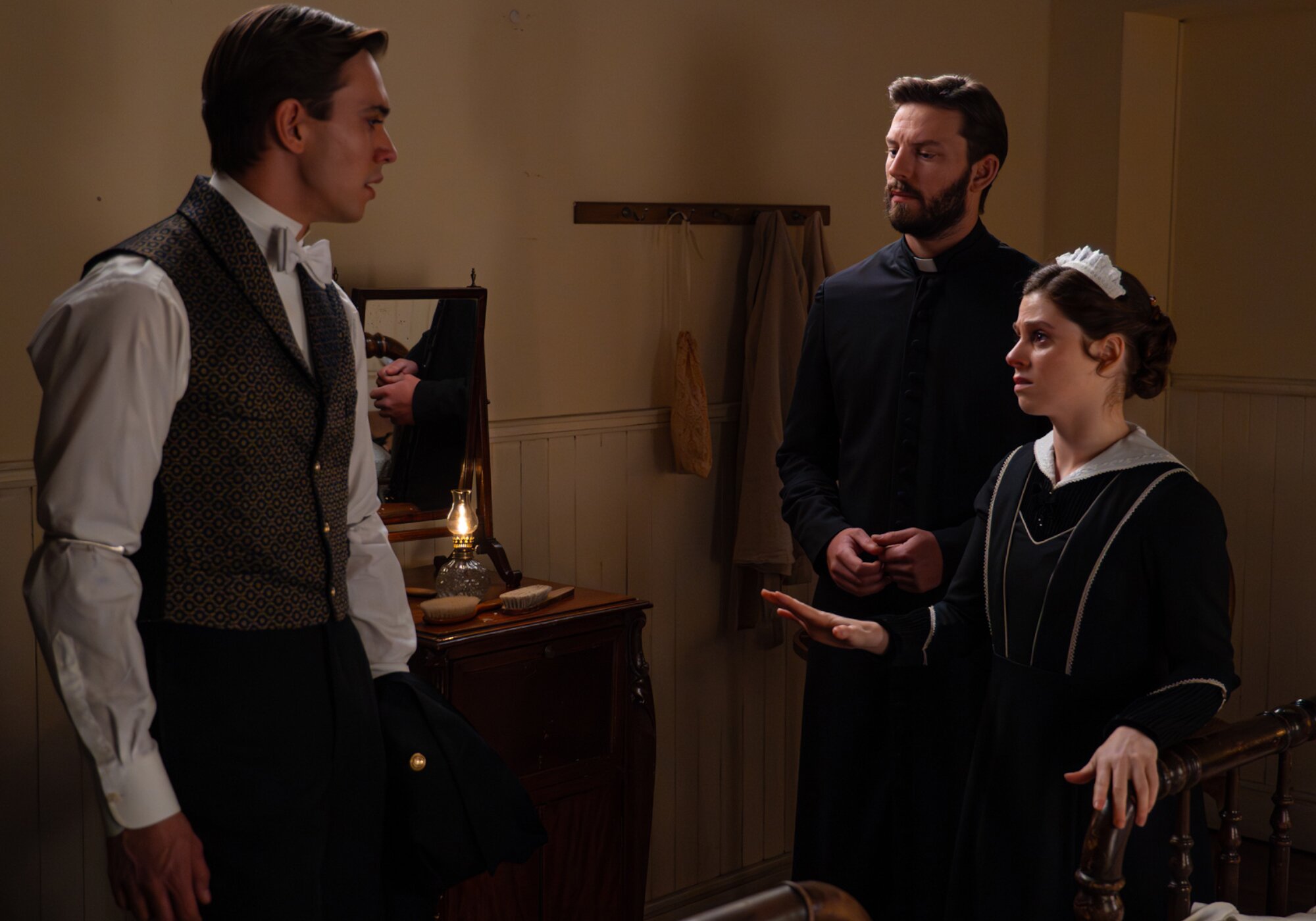 Carlo pilla a María junto a Samuel en 'La promesa'