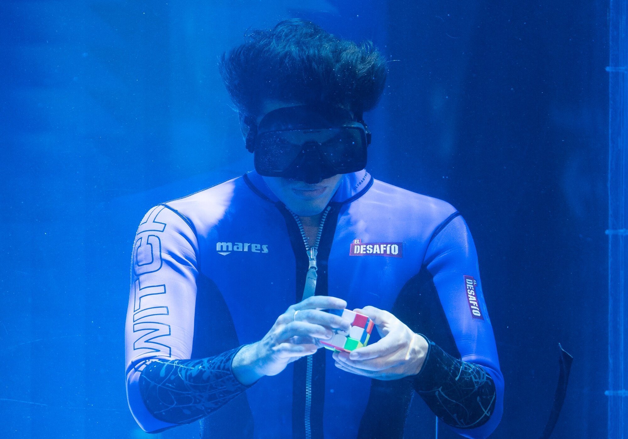Daniel Illescas resolvió un cubo de Rubik mientras hacía apnea