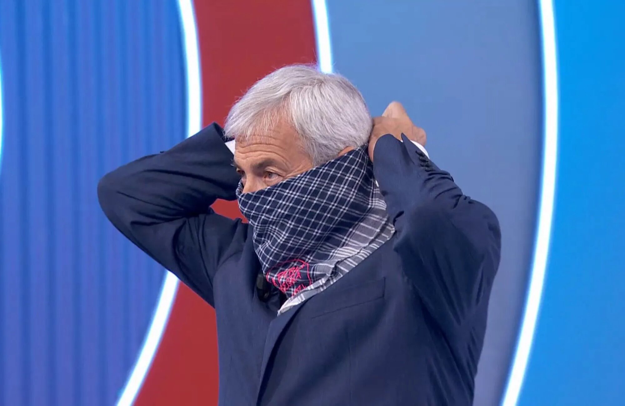 Carlos Sobera recibe un regalo de un concursante de 'El precio justo'