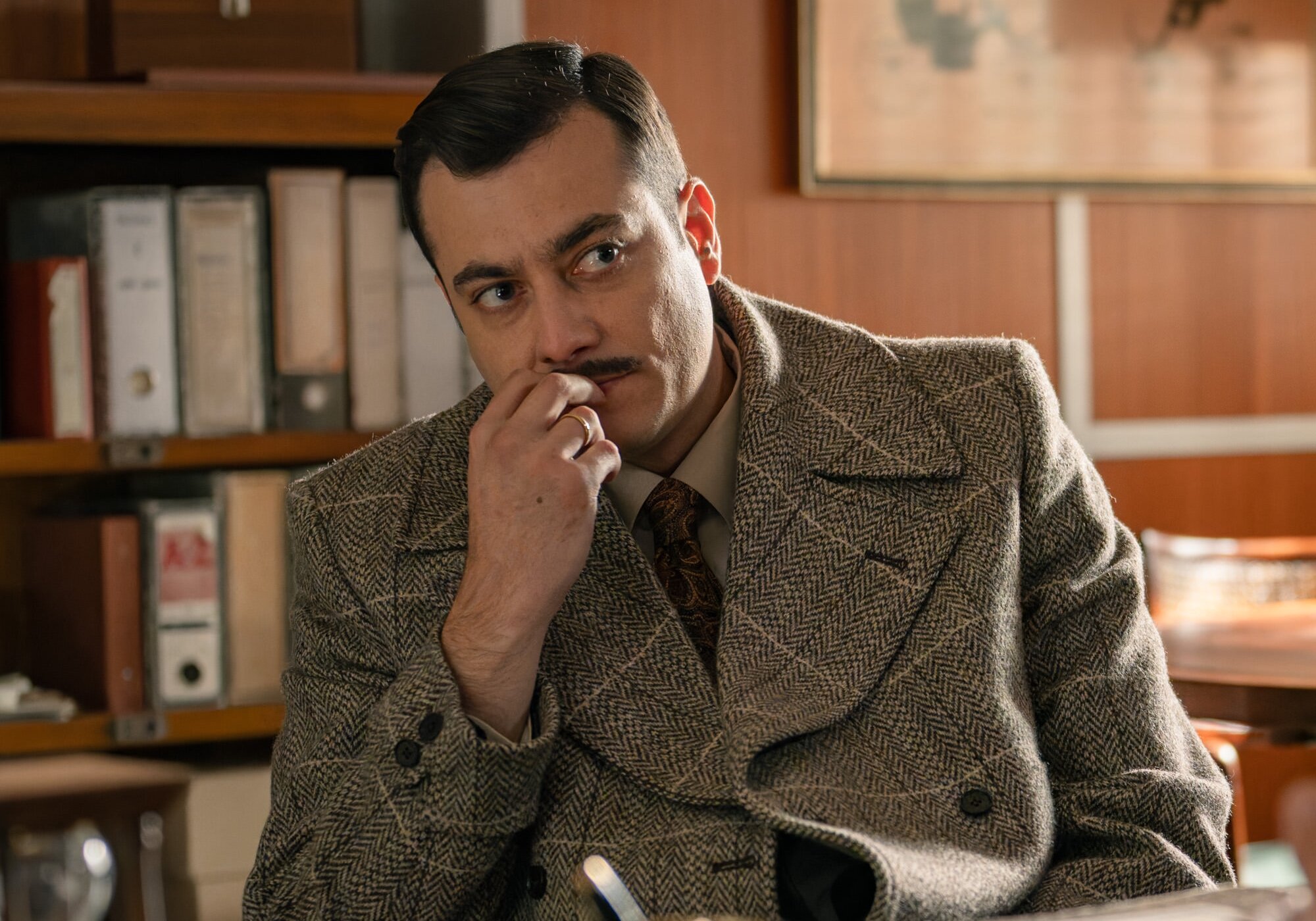 Tasio escuchando preocupado a Damián en 'Sueños de libertad'