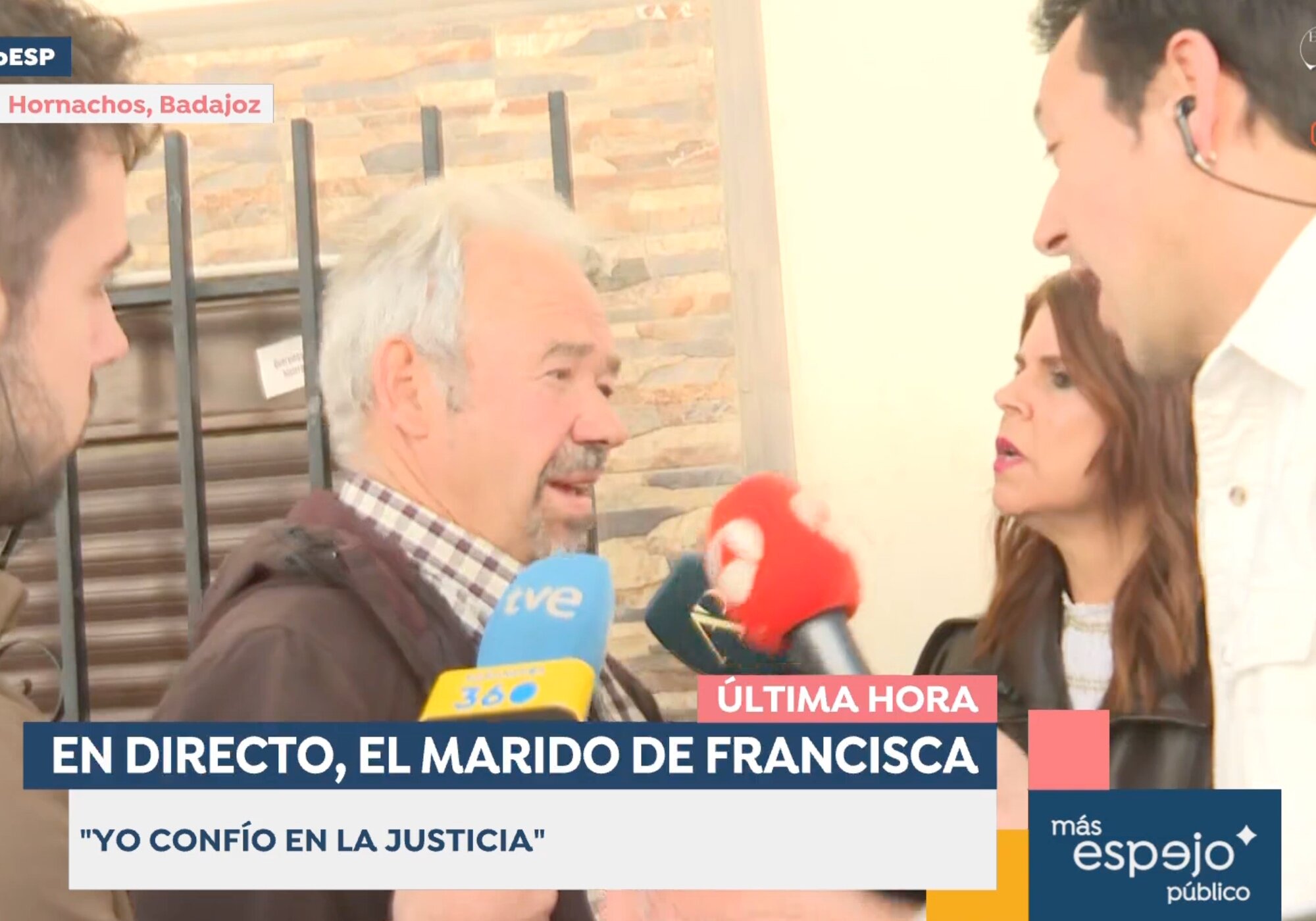 Rocío Romero y Miguel Ángel Silva hablando con el viudo de Francisca