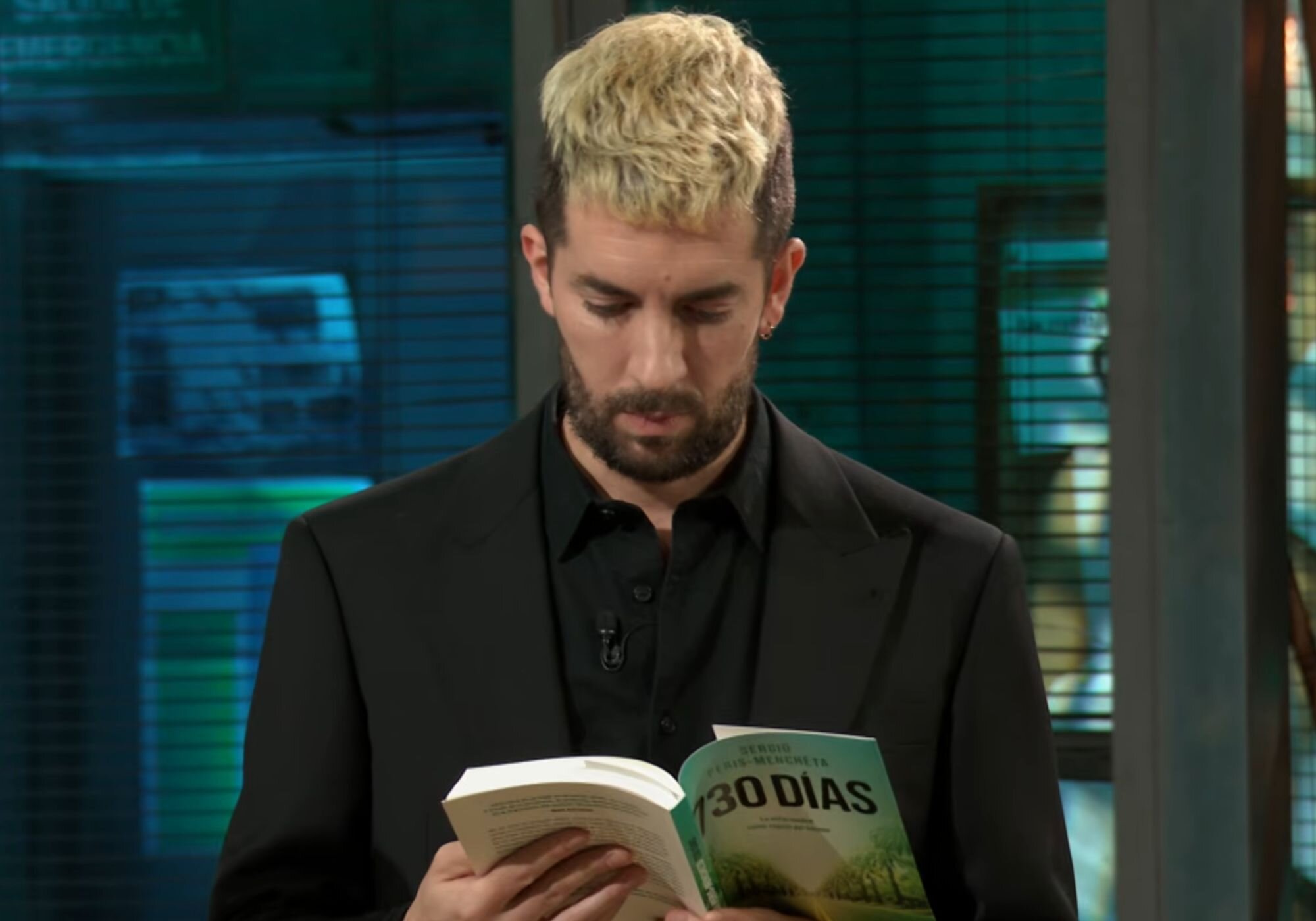 Sergio Peris-Mencheta regaló ejemplares de su libro a miembros del equipo de 'La revuelta'