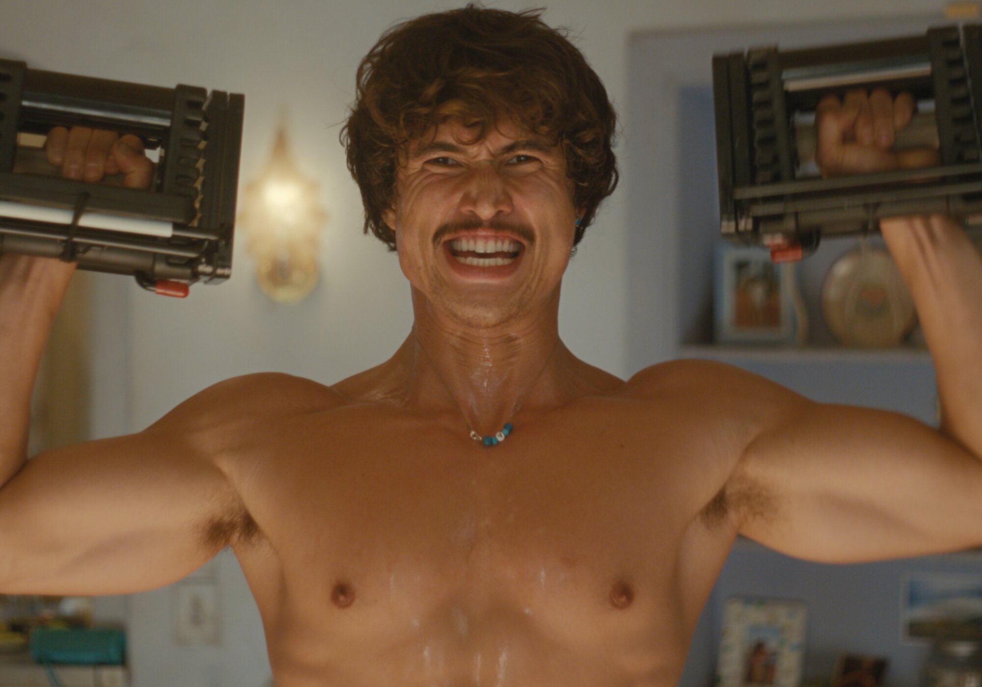 Charles Melton en la segunda temporada de 'Bronca'