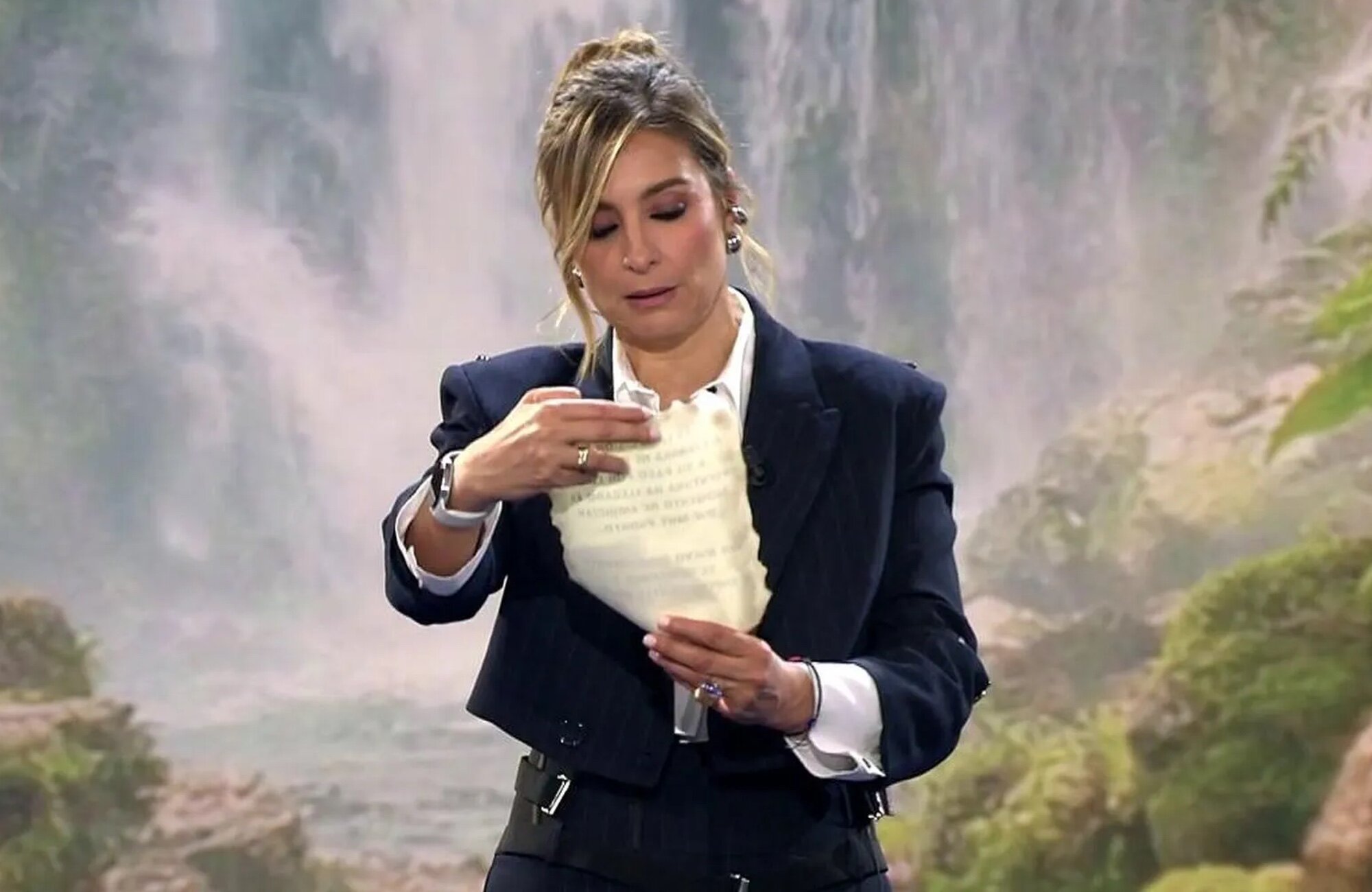 Sandra Barneda lee una información de 'Supervivientes' en 'Conexión Honduras'