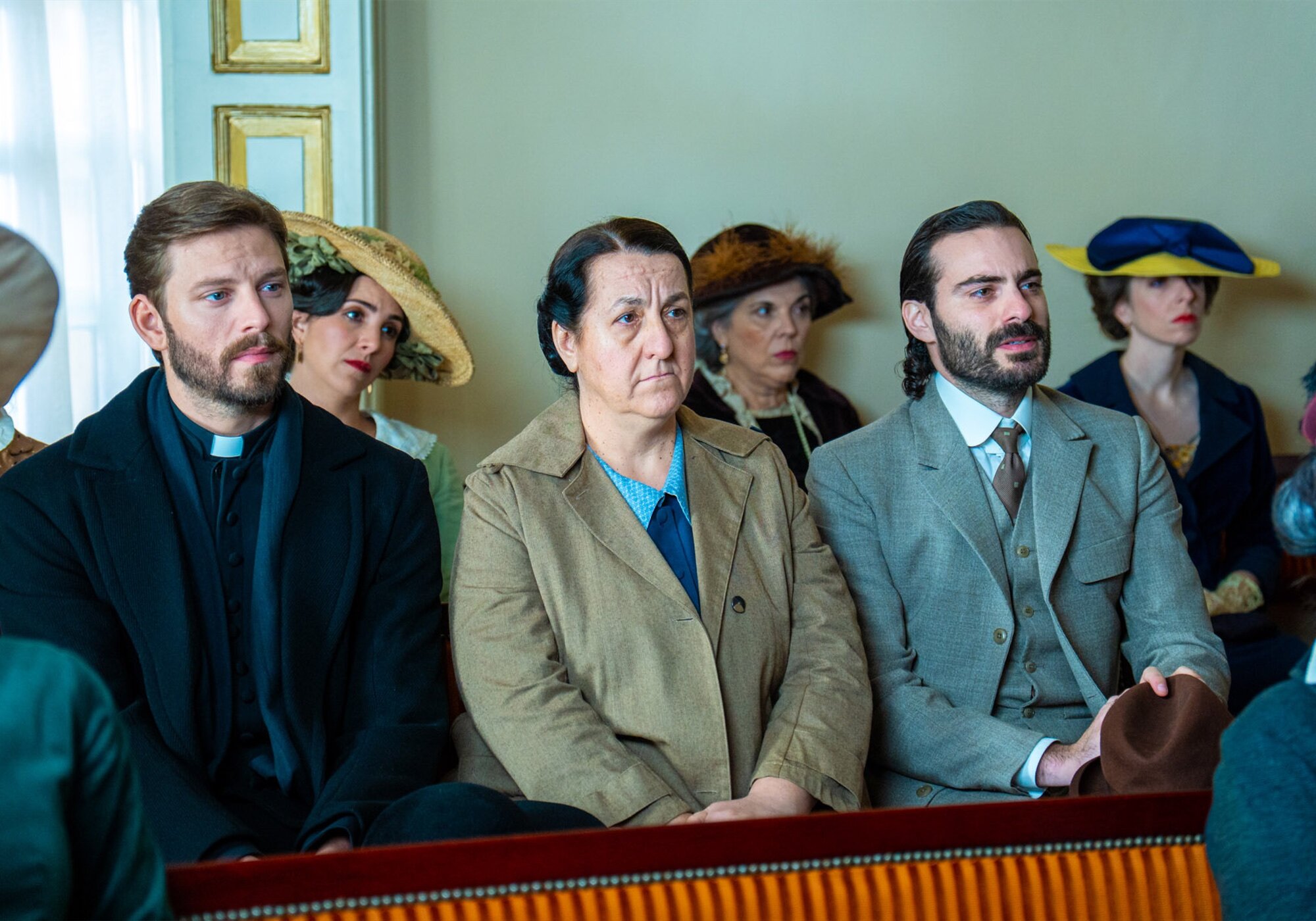 Samuel, Simona y Adriano, escuchando la presentación de Martina en 'La promesa'