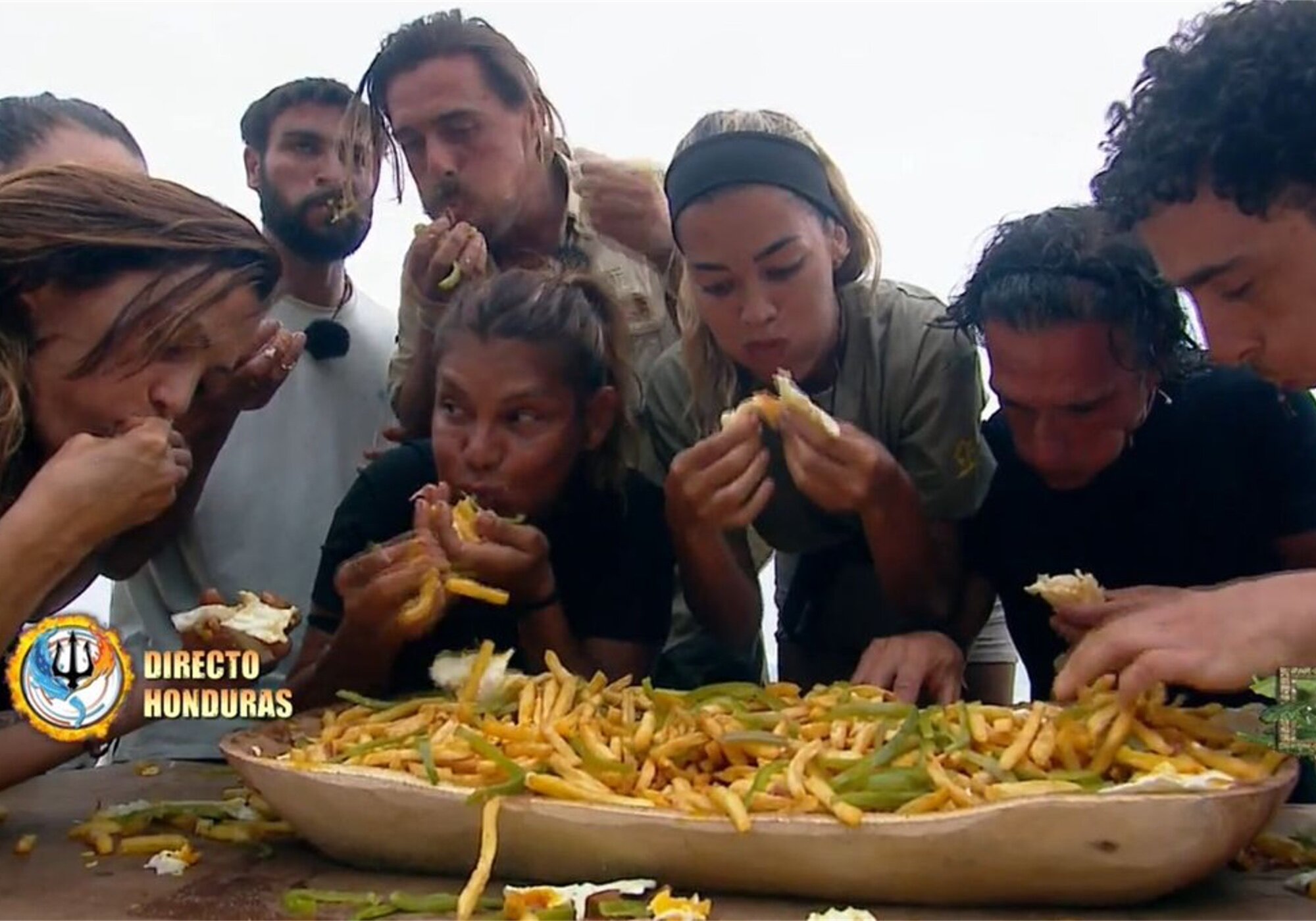 Los concursantes de 'Supervivientes' de Playa Victoria' disfrutando de la primera comida grupal
