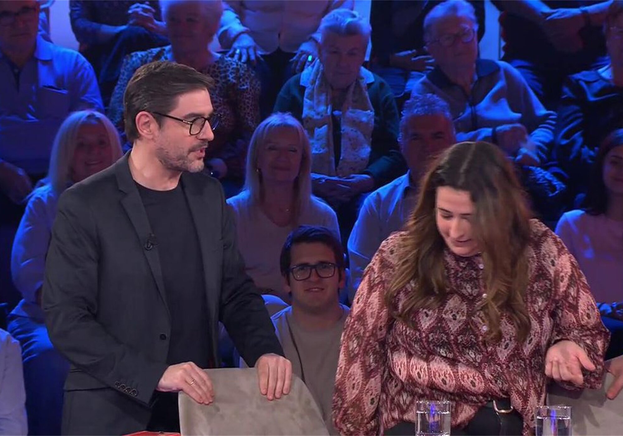 Juanra Bonet con la concursante de 'Allá tú'