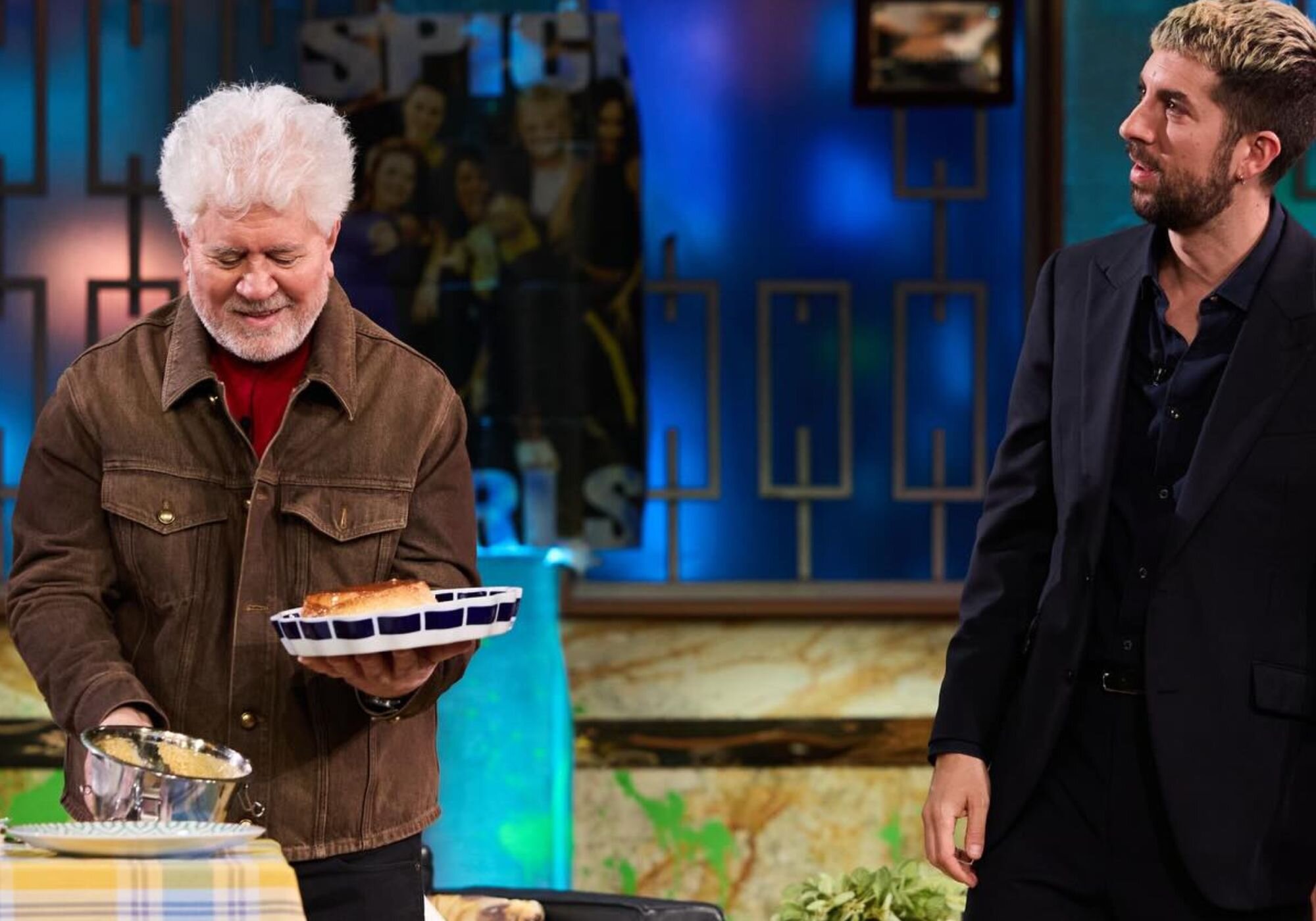 Pedro Almodóvar visitó &amp;#39;La revuelta&amp;#39; con un flan hecho por su hermana