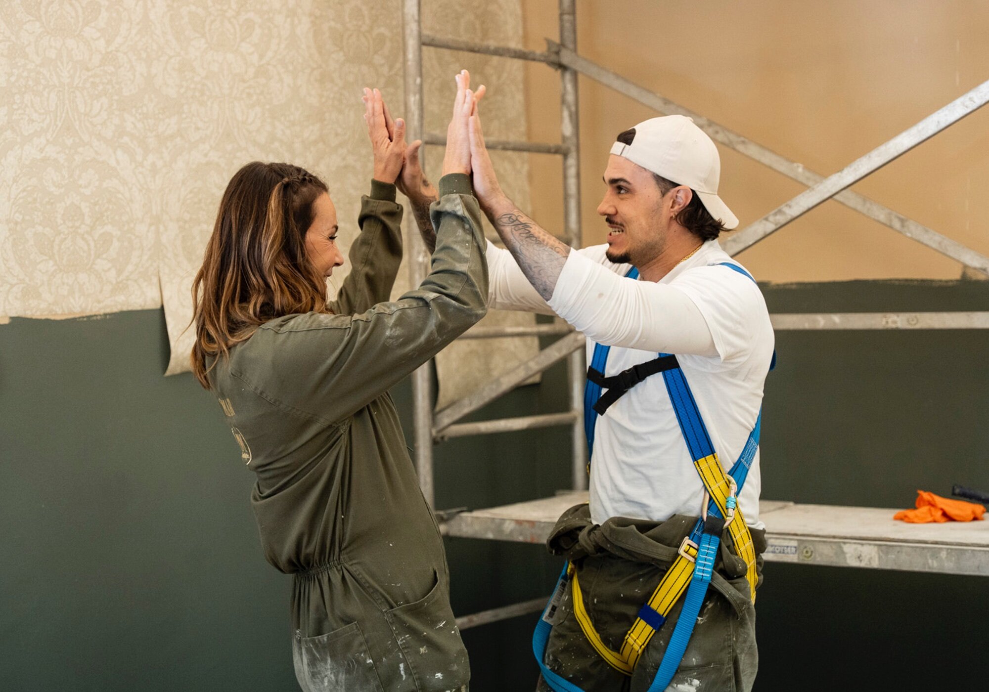 Mar Flores y Carlo Costanzia se chocan las manos en 'DecoMasters'