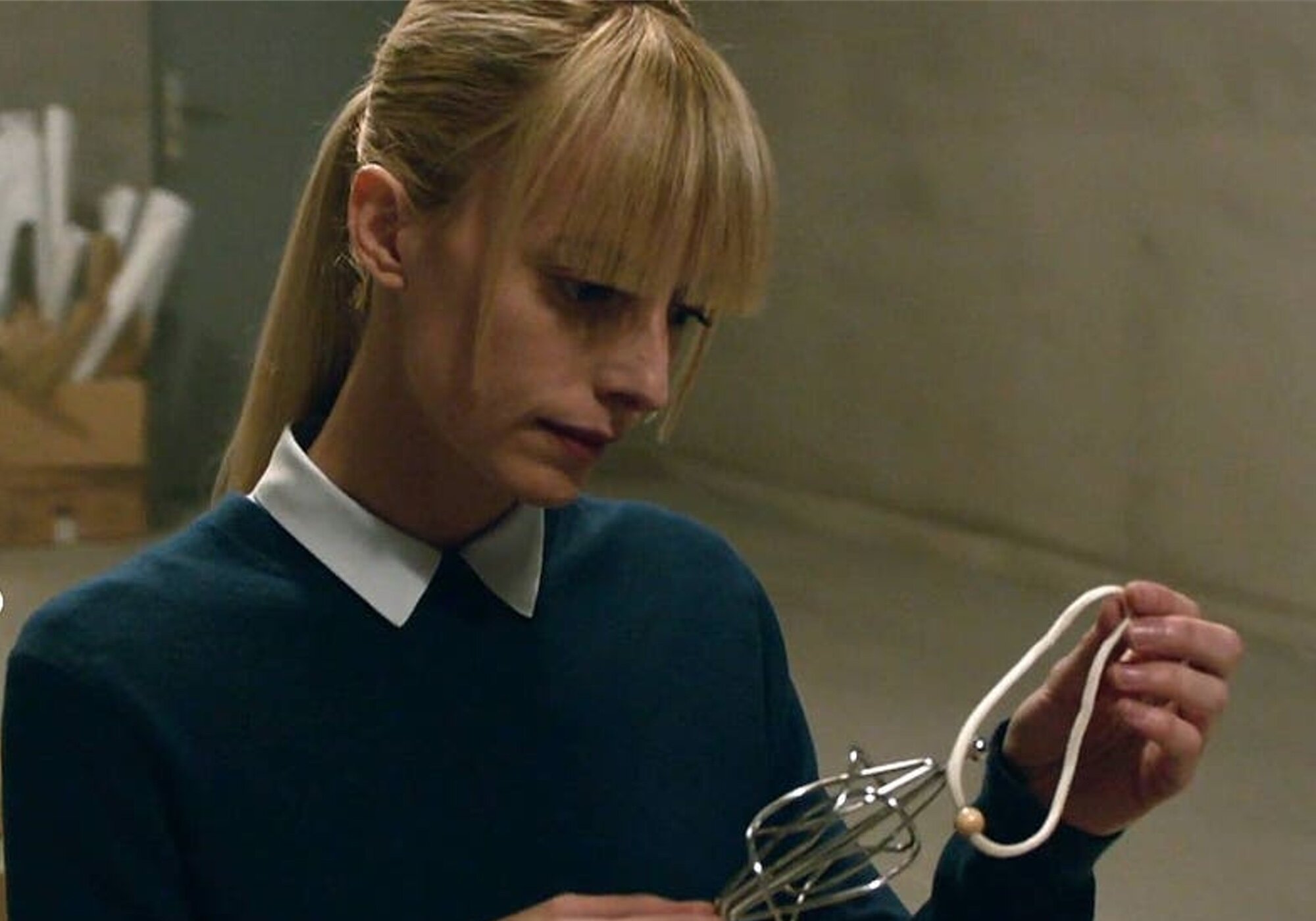 Una de las dos protagonistas de 'Bright Minds' en un capítulo