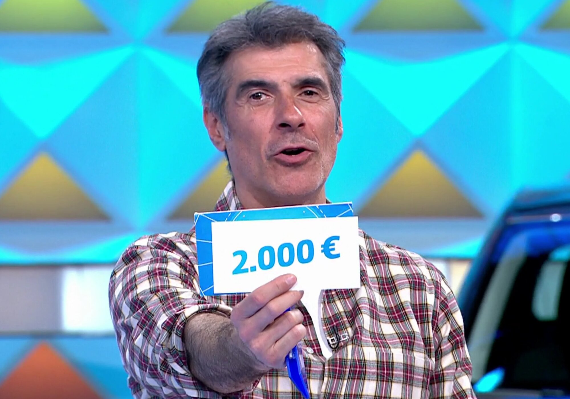 Jorge Fernández muestra el premio de 'La ruleta de la suerte'