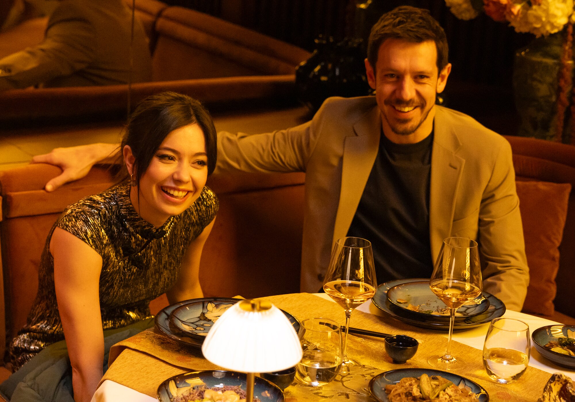 Anna Castillo y Marcel Borràs en el rodaje de 'Su Majestad'