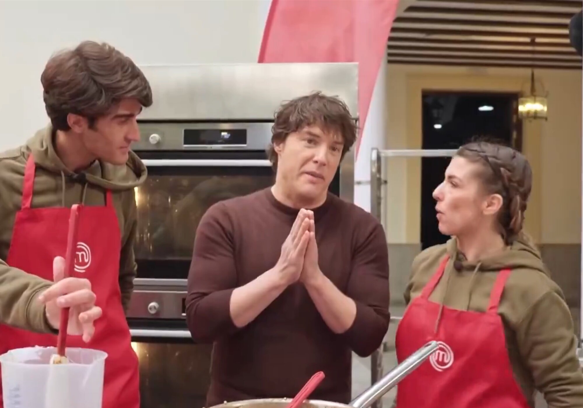 Jordi Cruz, entre dos concursantes, en la prueba de exteriores de 'MasterChef'