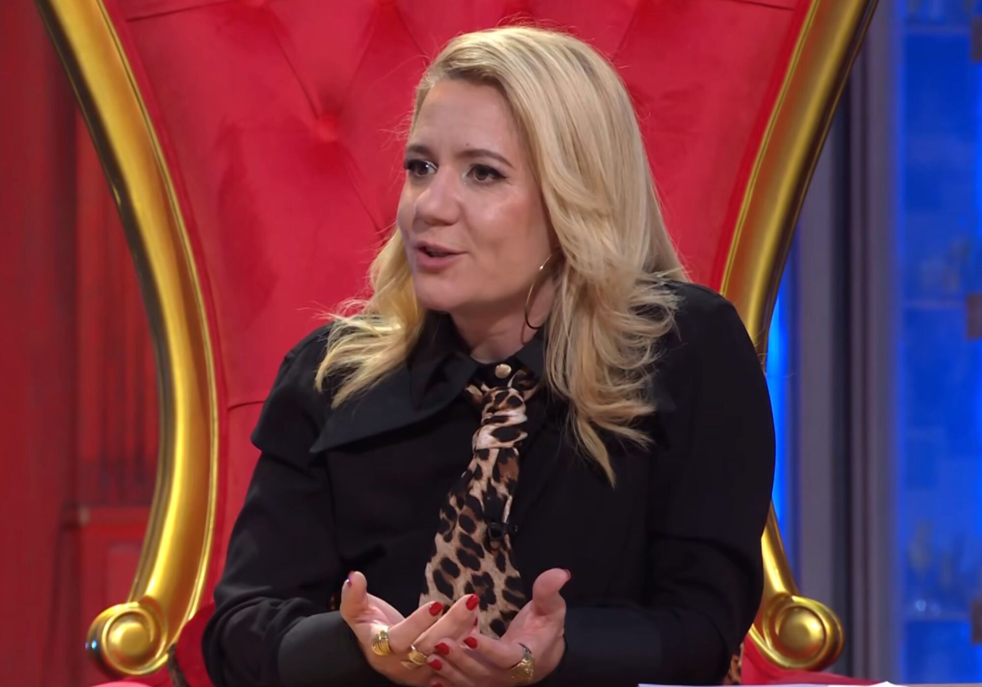 Henar Álvarez es la presentadora de 'Al cielo con ella'