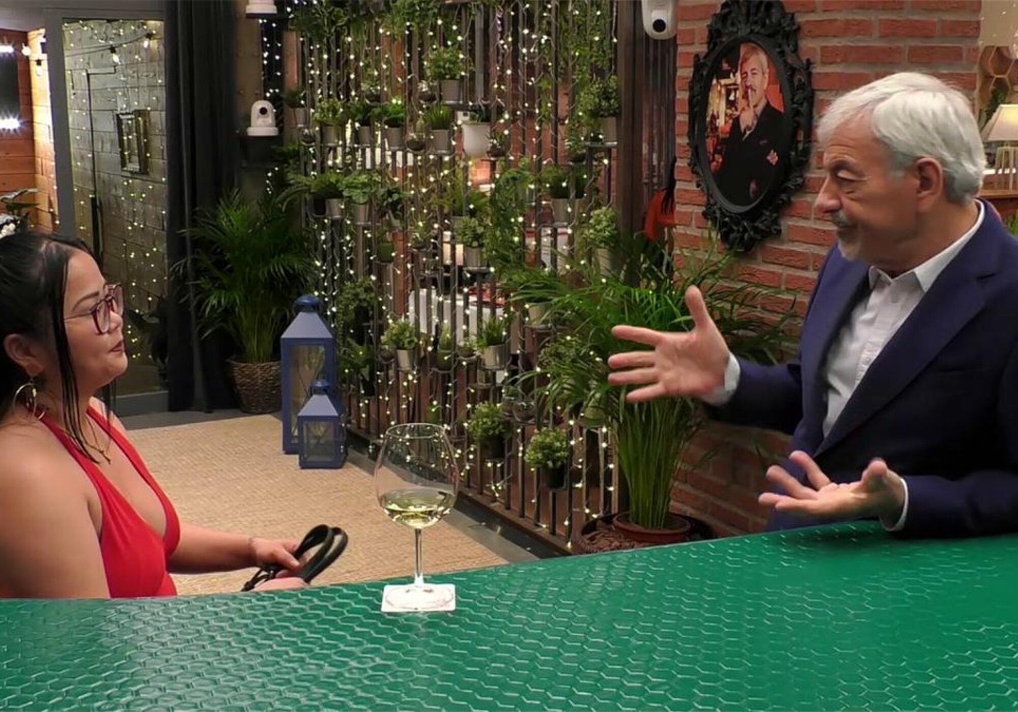 Carlos Sobera recibe a una comensal en 'First dates: gourmet'