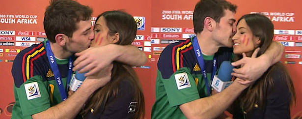 Iker Casillas besa a Sara Carbonero en directo
