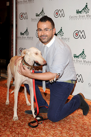 Jorge Javier Vázquez con un galgo