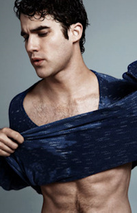 Darren Criss sin camiseta