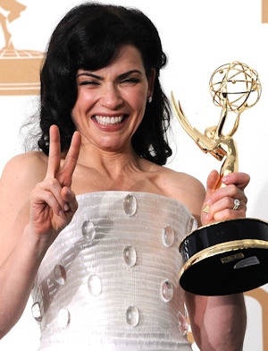 Julianna Margulies muy contenta con su premio Emmy 2011