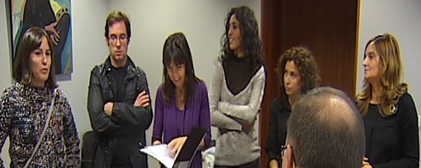 Los trabajadores presentando las firmas a la Junta