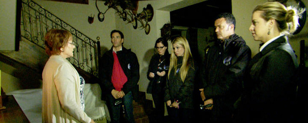 Los famosos de 'Cazando fantasmas' escucha las explicaciones de sus guías