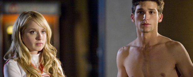 Grace y Ricky (sin camiseta) en la serie &#39;Vida secreta de una adolescente&#39;