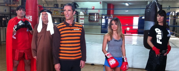 El presentador Joseba Larrañaga, rodeado de algunos de sus colaboradores