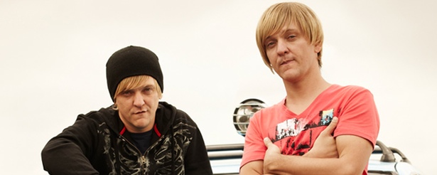 Chris Lilley interpreta varios personajes en la serie 'Angry Boys'