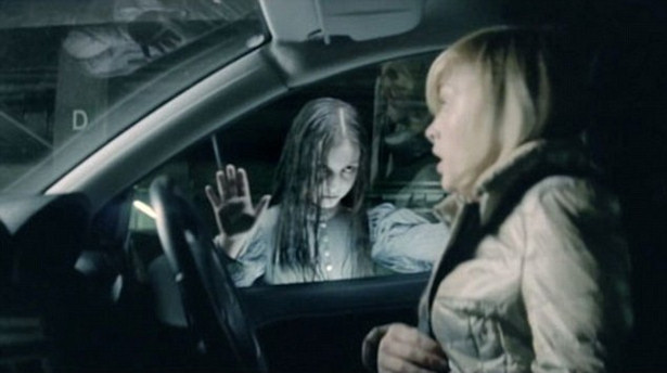 Una niña asusta a una señora en un parking en el anuncio de Phones4U