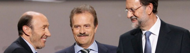 Mariano Rajoy y Alfredo Pérez Rubalcaba se dan la mano en el debate electoral