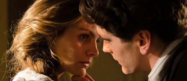 Julio Olmedo, a punto de besar a Alicia Alarcón en 'Gran Hotel'