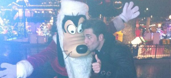 David Bustamante besa a Goofy en Disneyland Paris, desde donde ha grabado la gala Disney de Telecinco
