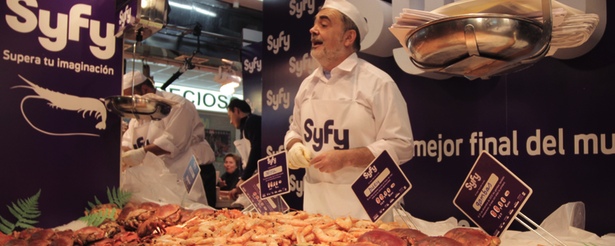 SyFy reparte 400 kilos de marisco gratis en el Mercado de Pacífico en Madrid